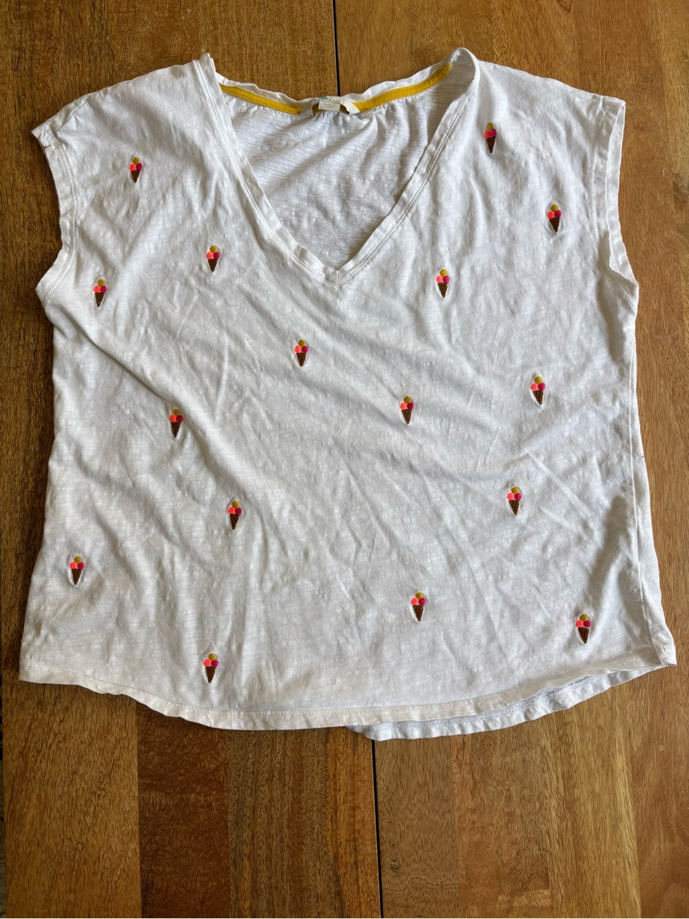 Boden White V-Neck Tee with Yellow Trim ice cream embroidery women’s medium